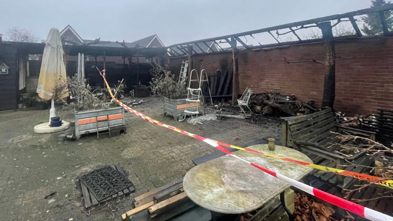 De tuin van de buurvrouw bij daglicht, met rechts de garage (foto: Raymond Merkx).