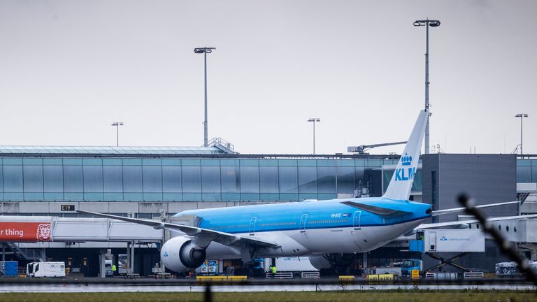 Een KLM-vliegtuig afkomstig uit Johannesburg bij gate E19 aan de E-pier op Schiphol Airport (foto: ANP 2021/Sem van der Wal). 