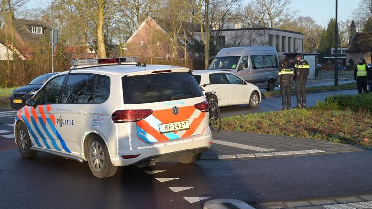 De aanrijding vond plaats op de rotonde die de Heerbaan met de Heusdenhoutsestraat in Breda met elkaar verbindt (foto: Perry Roovers/SQ Vision).