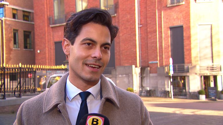 Minister Rob Jetten neemt de handtekeningen in ontvangst.