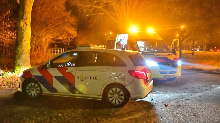 Verschillende hulpdiensten werden opgeroepen na de val van de scooterrijder bij het oversteken van de N397 (foto: Rico Vogels/SQ Vision).