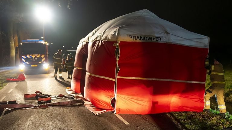 Omdat het paard twee gebroken benen had opgelopen, werd besloten het dier te laten inslapen (foto: Gabor Heeres/SQ Vision).