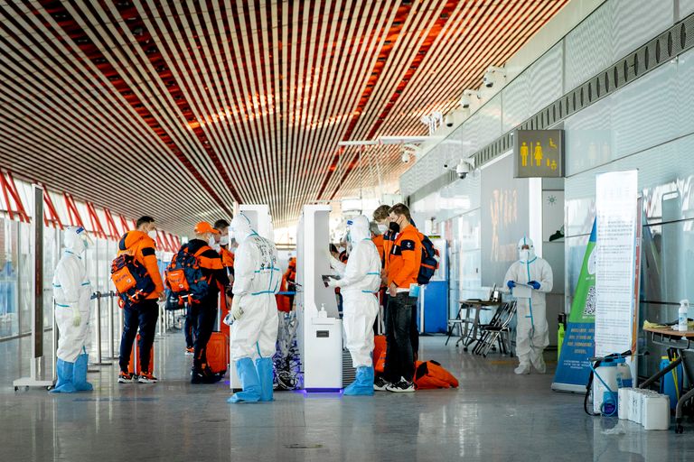 Sporters en leden van TeamNL na aankomst op de luchthaven van Beijing voor de Olympische Spelen van 2022 (foto: ANP 2022/Koen van Weel). 