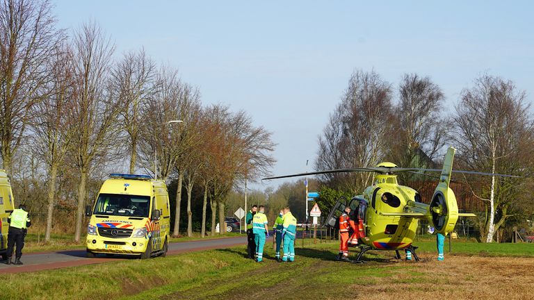 Vanwege de ernst van de situatie werd na de aanrijding in Roosendaal een traumaheli opgeroepen (foto: Jeroen Stuve/SQ Vision).