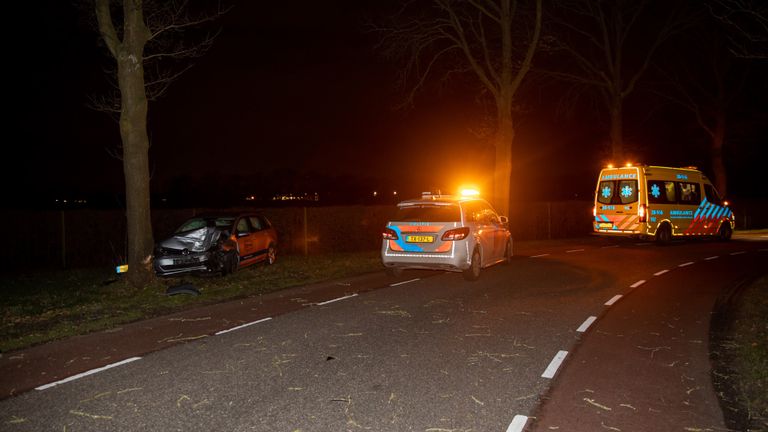 Meerdere hulpdiensten werden opgeroepen na de botsing in Rucphen (foto: Christian Traets/SQ Vision).