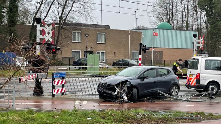 De auto kwam vlak voor de spoorwegovergang tot stilstand (foto: Robert te Veele).