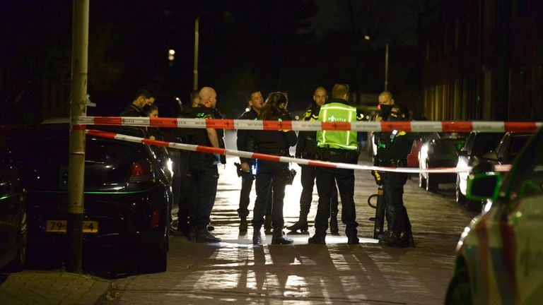 Agenten doen onderzoek na de melding van een schietpartij aan de Abeelstraat in Breda (foto: Perry Roovers/SQ Vision).