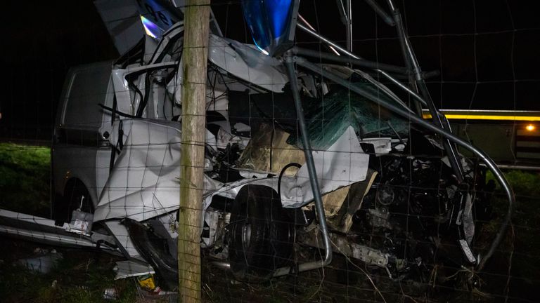 Hoe het ongeluk op de A4 bij Halsteren kon gebeuren, wordt onderzocht (foto: Christian Traets/SQ Vision).