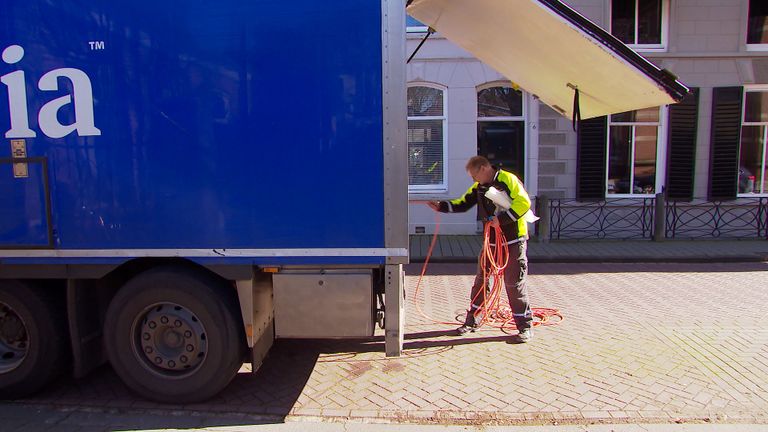 Chauffeur Rob Windt levert bier af. 