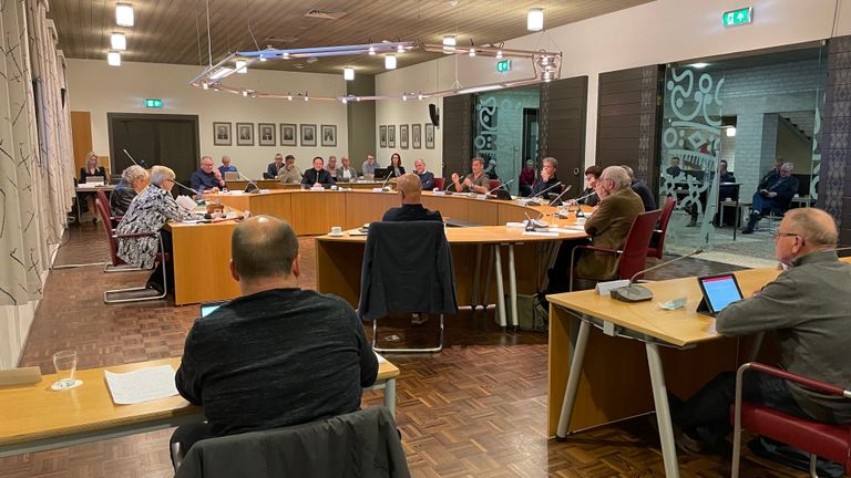 De gemeenteraad van Someren in debat over kwestie ontslagen wethouder (Foto: Alice van der Plas)