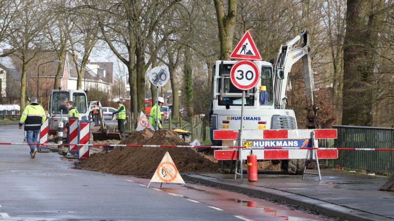 De Achterberghseweg in Boxtel werd na de gaslekkage direct afgesloten (foto: Sander van Gils/SQ Vision Mediaprodukties).