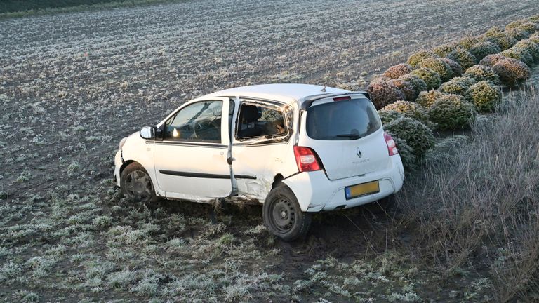 De auto in het weiland langs de Heischoorstraat in Klein Zundert (foto: Perry Roovers/SQ Vision).