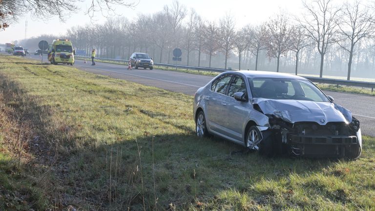De auto kwam een paar honderd meter na de crash in de berm tot stilstand (foto: Perry Roovers/SQ Vision).