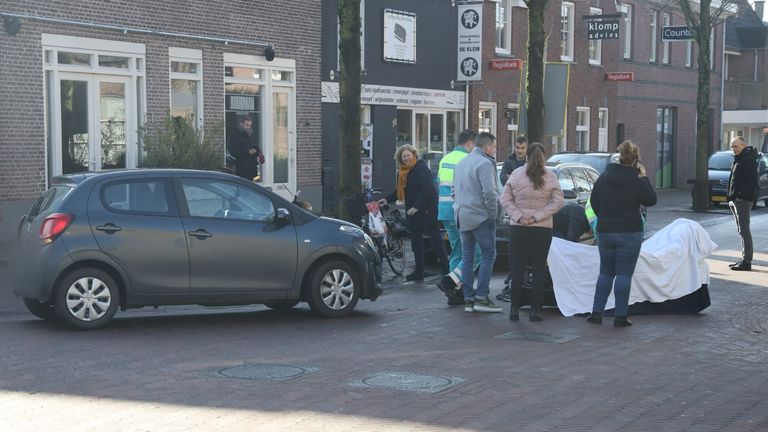 Het ongeluk gebeurde op de Kerkstraat in Mill (foto: Marco van den Broekl/SQ Vision).