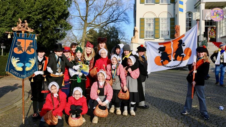 De jeugdprinsengroep van Dommelbaorzedurp in vol ornaat. 