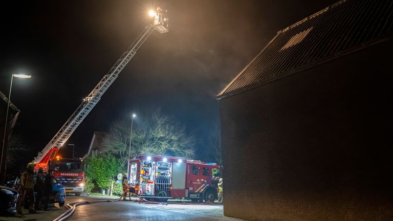 De brand in de loods in Nieuwendijk werd rond kwart voor vier zaterdagnacht ontdekt (foto: Jurgen Versteeg/SQ Vision).