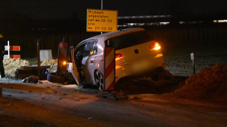 Hoe de auto op de container in Rijsbergen kon botsen, wordt onderzocht (foto: Jesse Monden).