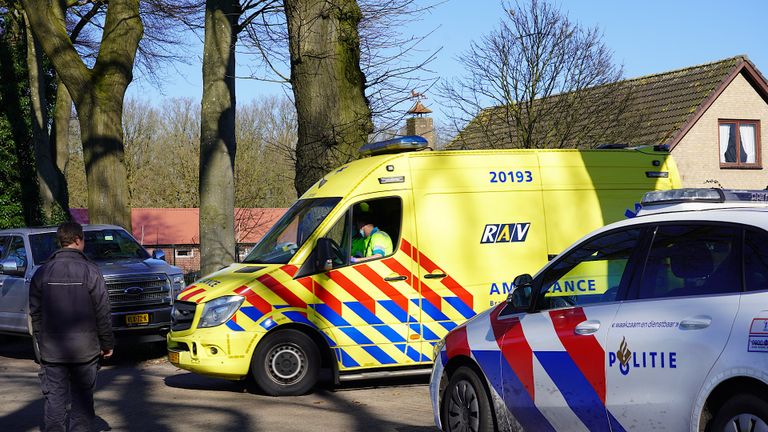 De man is met spoed naar een ziekenhuis gebracht (foto: Jeroen Stuve/SQ Vision).