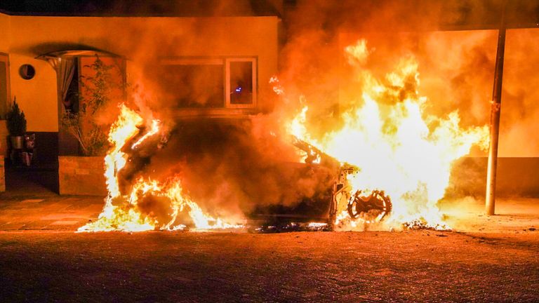 De brandende auto in Eindhoven.