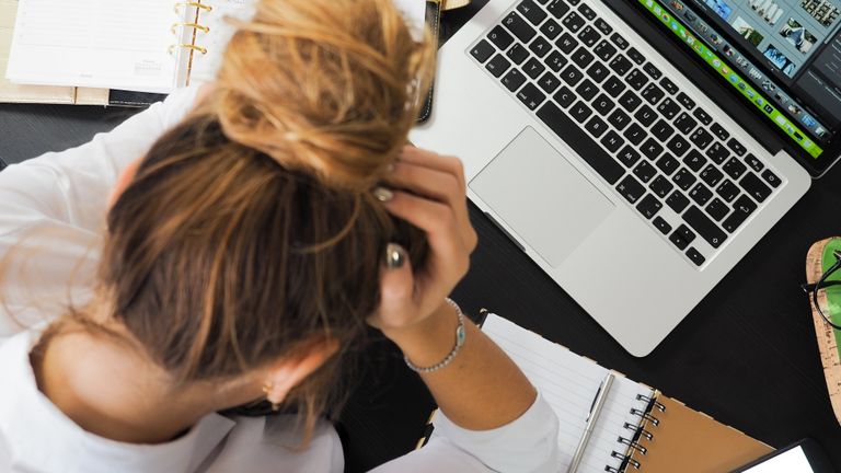 Corona zorgt bij deel werkende jongeren voor meer stress. (foto: Pexels).