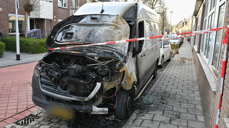 Deze bestelbus brandde uit in de Lanciersstraat (foto: Toby de Kort/SQ Vision).