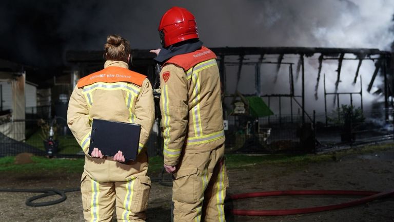 Van de stacaravan in Soerendonk bleef slechts een geraamte over (foto: WdG/SQ Vision).