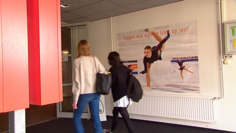 Het spandoek bij de schoolingang (foto: Omroep Brabant).