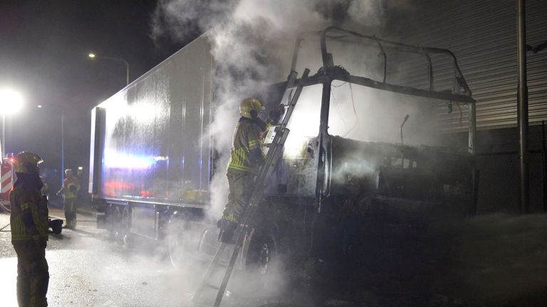 Vrachtwagens in brand in Etten-Leur (foto: SQ Vision / Perry Roovers).
