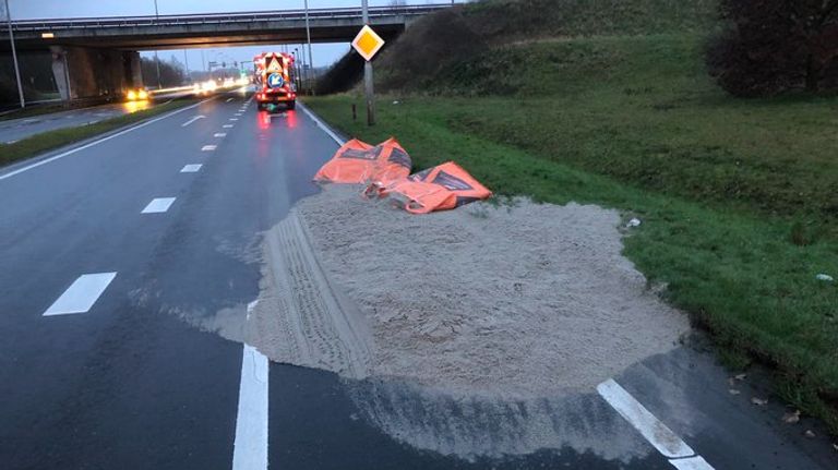 Twee bigbags met zand op de N640 (Foto: weginspecteur Sven)