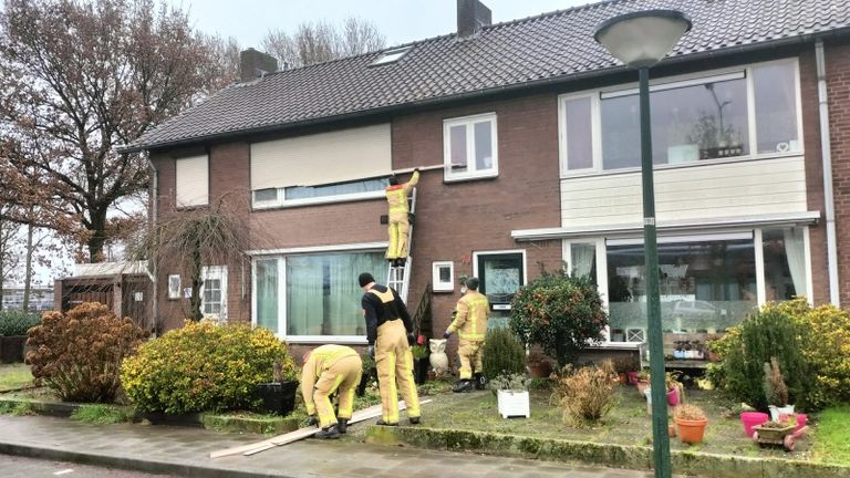 Het kapotte rolluik in Geldrop (foto: Dimitri).