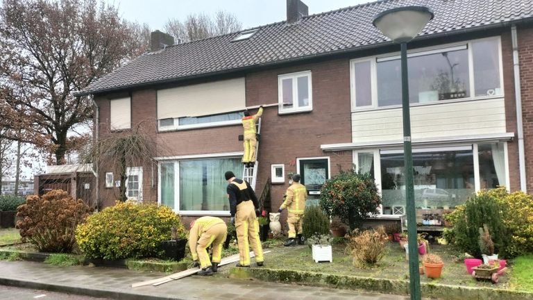 Het kapotte rolluik in Geldrop (foto: Dimitri).