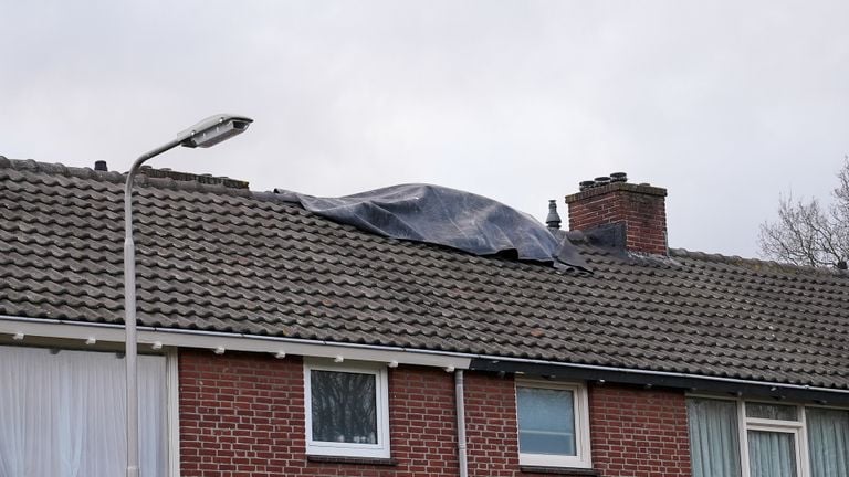 Stormschade bij een huis aan de Albardastraat in Oss (foto: Gabor Heeres/SQ Vision).