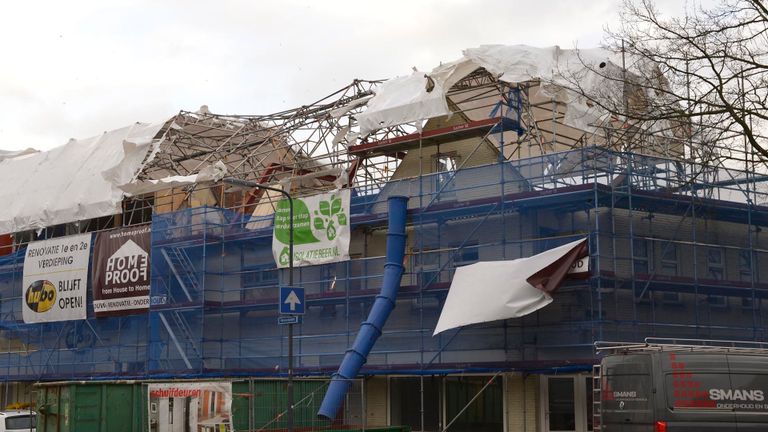 De overkapping van het dak van dit gebouw in Breda sneuvelde door de harde wind (foto: Perry Roovers/SQ Vision).