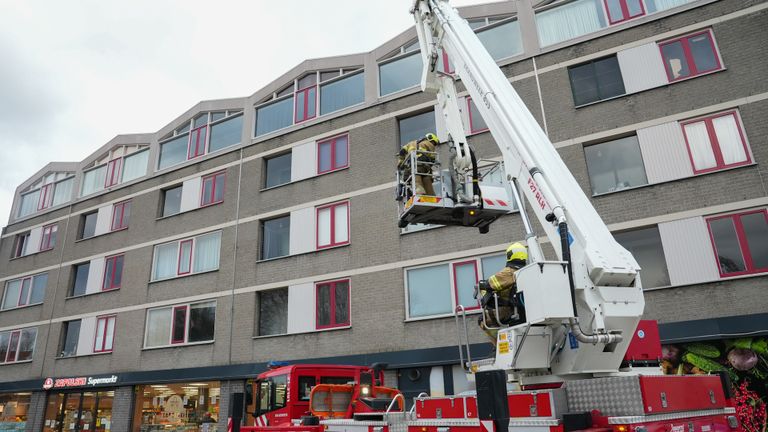De brandweer bij het appartementencomplex in Oss (foto: Gabor Heeres/SQ Vision).
