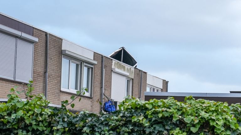 Schade aan het dak van een huis aan de Landweerstraat-Noord in Oss (foto: Gabor Heeres/SQ Vision).