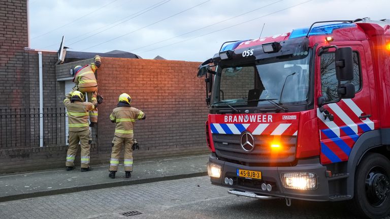 Het dak van de schuur aan de Wapendrager in Oss kwam los tijdens de storm (foto: Gabor Heeres/SQ Vision).