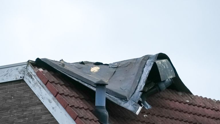 Het beschadigde dak van een huis aan de Leerlooierstraat in Oss (foto: Gabor Heeres/SQ Vision).