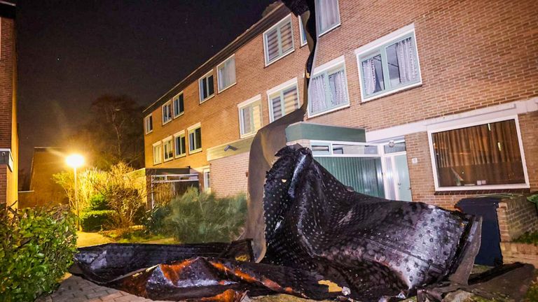 De schade aan de huizen aan de Garnichweg in Eindhoven is aanzienlijk (foto: Dave Hendriks/SQ Vision).