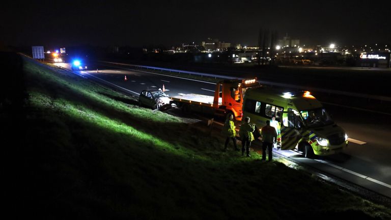 Een bergingsbedrijf heeft de auto na het ongeluk op de A50 bij Veghel meegenomen (foto: Sander van Gils/SQ Vision).