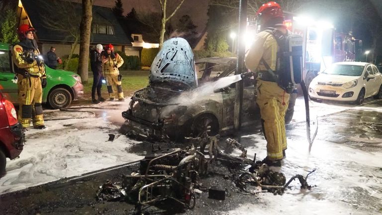 Van de auto en de scooter in de Bremlaan in Valkenswaard bleef weinig over (foto: Jozef Bijnen/SQ Vision).