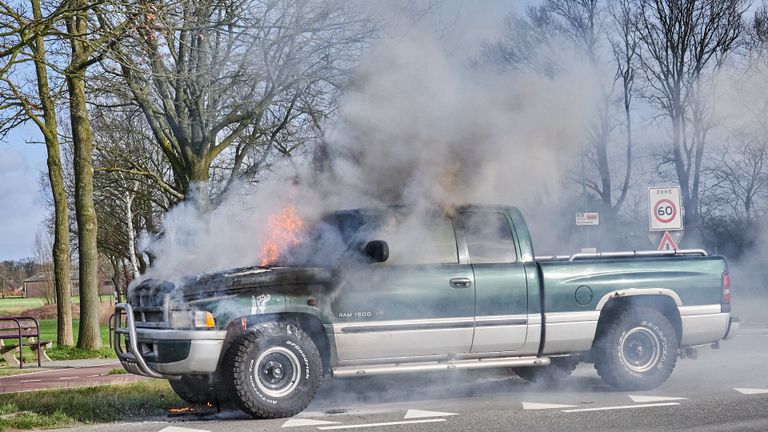 Hoe de Dodge Ram in Ulvenhout vlam kon vatten, wordt onderzocht (foto: Tom van der Put/SQ Vision).