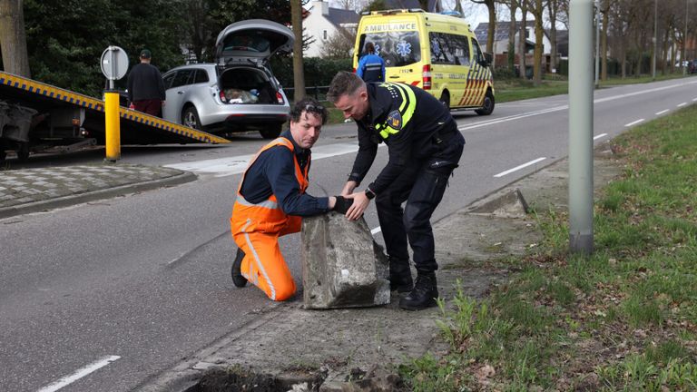 De chaos in Boxtel ontstond nadat een automobilist een zogenoemd schrikbok raakte (foto: Sander van Gils/SQ Vision).