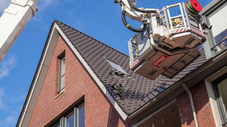 Dakreparatie in Helmond na storm Eunice (foto: Harrie Grijseels/SQ Vision).