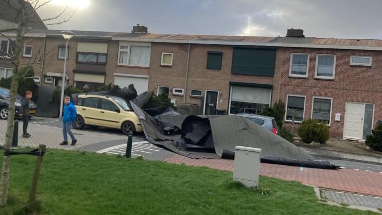 De dakbedekking lag midden op straat (foto: Dion Koen). 