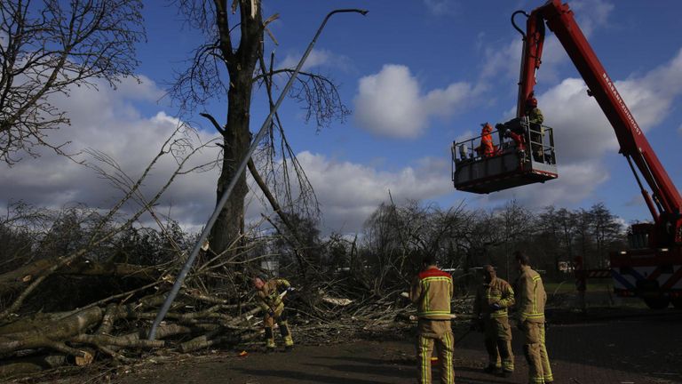 Flink wat stormschade in de Agamemnonlaan in Eindhoven (foto: Arno van der Linden/SQ Vision).