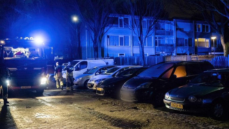 Een flatbewoner zag de oranje gloed in de auto aan de Bachlaan in Tilburg en belde de brandweer (foto: Jack Brekelmans/SQ Vision).