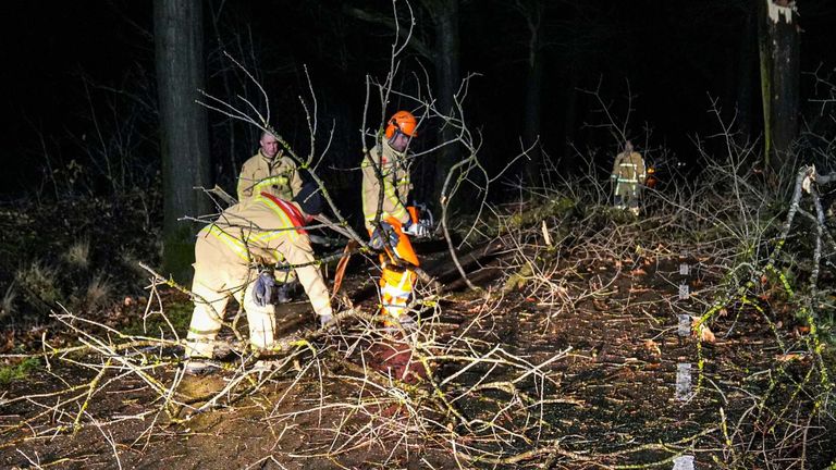 De brandweer had aardig wat werk op de Helmondseweg in Deurne (Harrie Grijseels/SQ Vision).