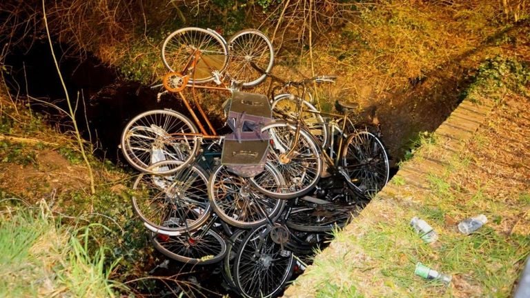 Fietsen in de sloot bij het station in Vught (foto: Bart Meesters).