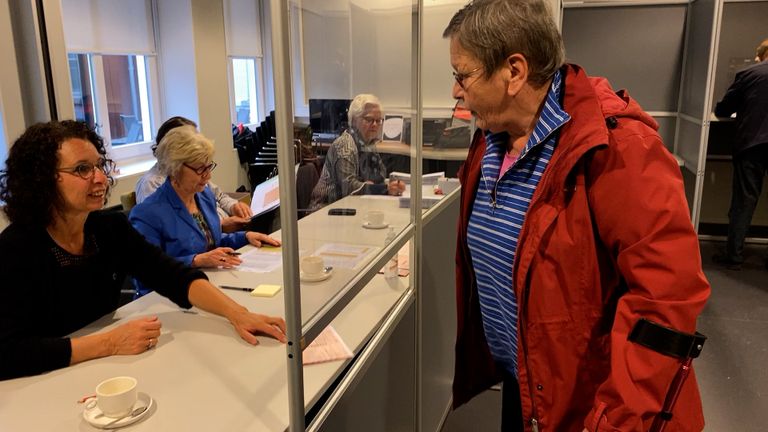 De eerste stemmers zijn er al vroeg bij. (foto: Jos Verkuijlen