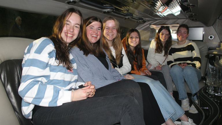 Bouke (R.) met haar vriendinnen in een limousine (Foto: Make-A-Wish).
